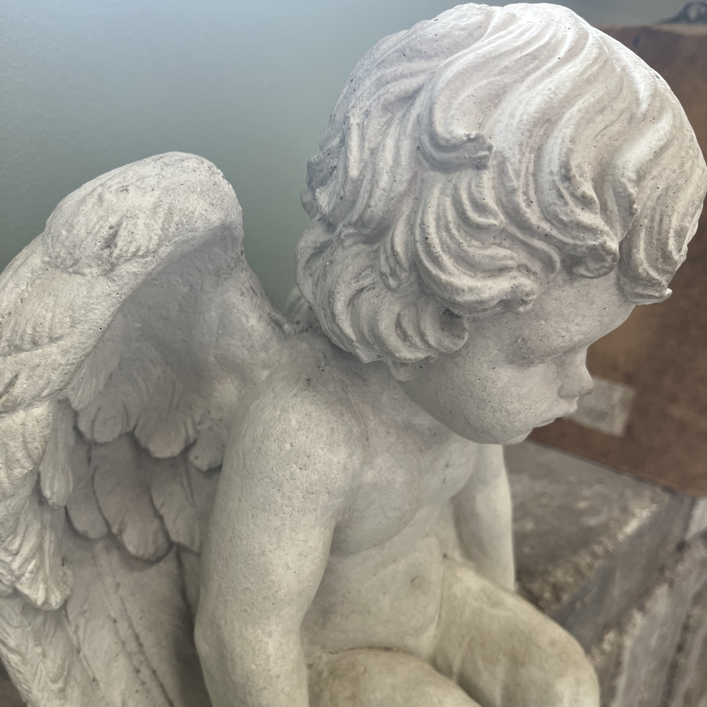 Sitting Cherub - med